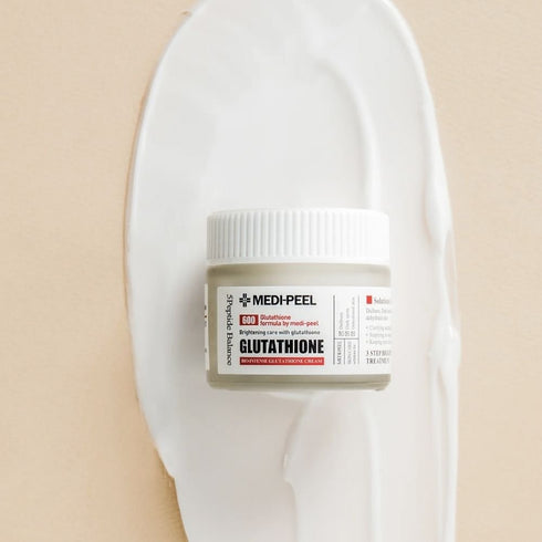 Obțineți un ten luminos cu crema iluminatoare MEDPEEL GLUTATHIONE 600 Brightening Cream. Această formulă puternică este concepută pentru pielea ternă și deshidratată, oferind un tratament de iluminare în 3 etape care clarifică, hidratează și menține luminozitatea.Borcanul deschis dezvăluie textura luxoasă a cremei, promițând să vă hrănească și să vă revitalizeze pielea cu fiecare aplicare.Ideal pentru obținerea unui tonus mai uniform al pielii și a unei străluciri radiante.